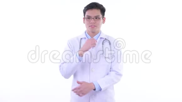 快乐的年轻亚洲男子医生在思考和仰望视频的预览图