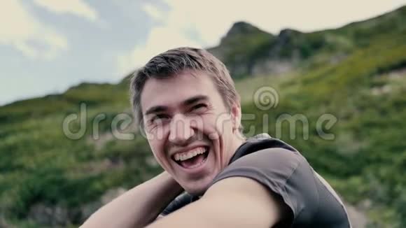 夏天在斯洛文尼亚的格鲁吉亚山上坐着微笑的滑稽男子视频的预览图