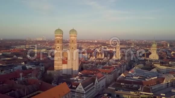 慕尼黑著名地标Frauenkirche的空中射击视频的预览图