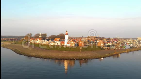 位于伊塞尔梅尔湖岩石海滩上的urk灯塔由前岛屿urkFlevoland荷兰鸟眼视频的预览图