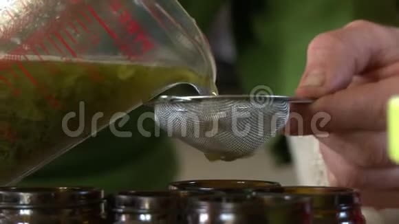当茶倒在一个罐子里时候茶就会离开视频的预览图