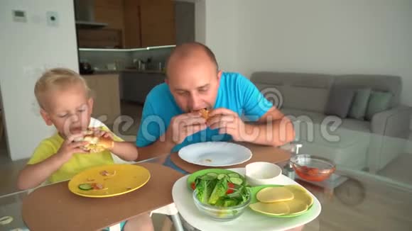 有汉堡的男人和男孩举例说明不健康的饮食视频的预览图
