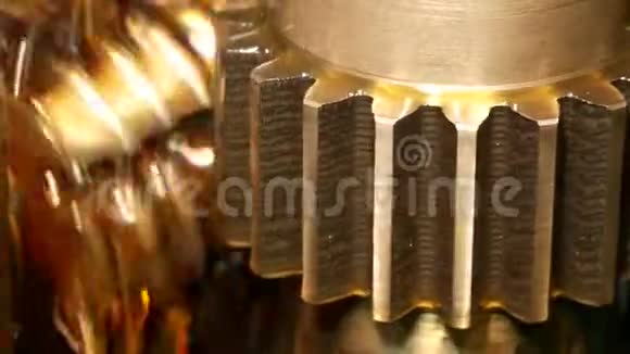 机器碾磨齿轮油中的机理视频的预览图
