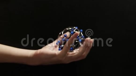 蓝色金属珠的特写做珠宝视频的预览图