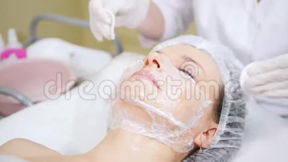 美容师清洗客户面部在美容诊所做美容手术视频的预览图