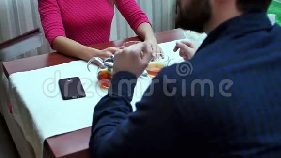 一对带钱包的情侣在餐厅用一美元现金付账视频的预览图