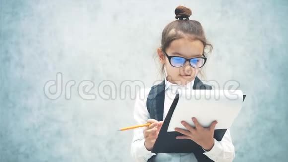 微笑和快乐的黑发白种人小商业女孩穿着白色衬衫的黑色文件夹被隔离在一个视频的预览图