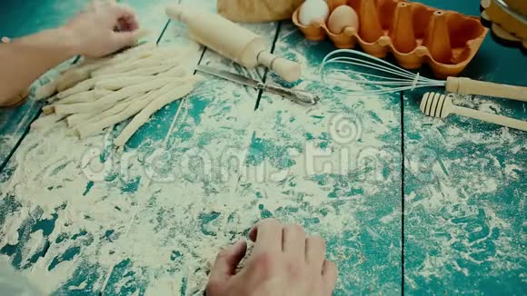 面包师用擀面杖在厨房的桌子上准备新鲜人在一个光滑的表面上形成面团烹饪意大利面sp视频的预览图
