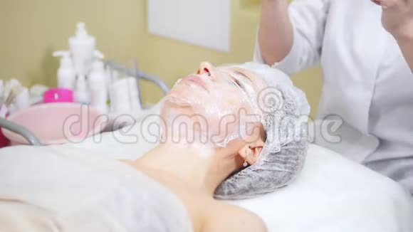 美容师包装在电影客户的下巴做美容程序清洗脸在美容诊所视频的预览图