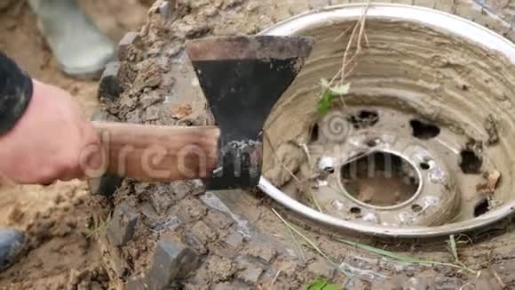 他们用斧子击中了拆卸的车轮的圆盘以使其平整视频的预览图