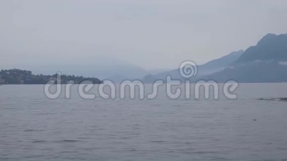 从一艘船上拍下来的照片在一个岛屿上的一个薄雾湖上视频的预览图