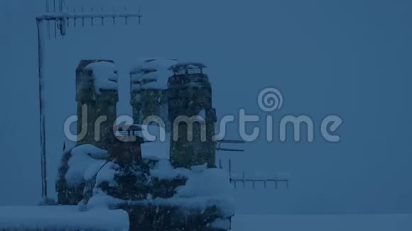暴风雨的夜晚烟囱被雪覆盖视频的预览图
