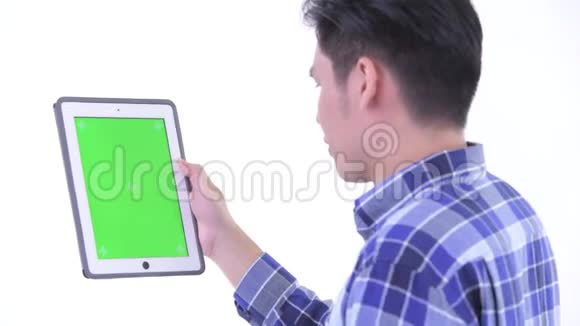 使用数码平板电脑近距离观看年轻的亚洲嬉皮士视频的预览图