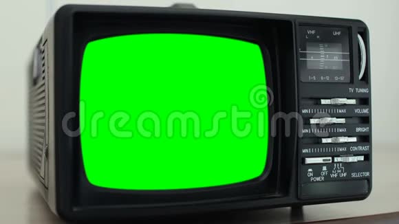 有绿色屏幕的旧电视视频的预览图