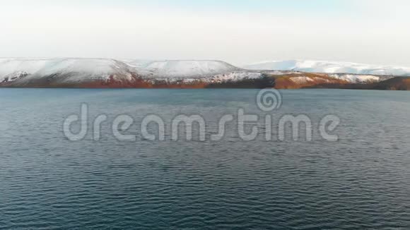 飞越海洋公海山地雪的动态空中拍摄视频的预览图