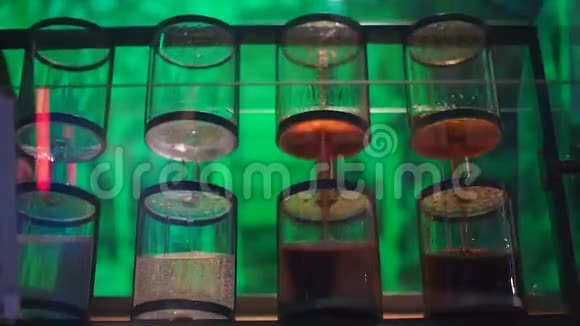 饮料厂内有不同液体的容器旋转混合视频的预览图
