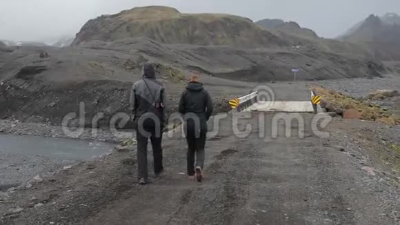 冰岛徒步旅行天气阴沉视频的预览图