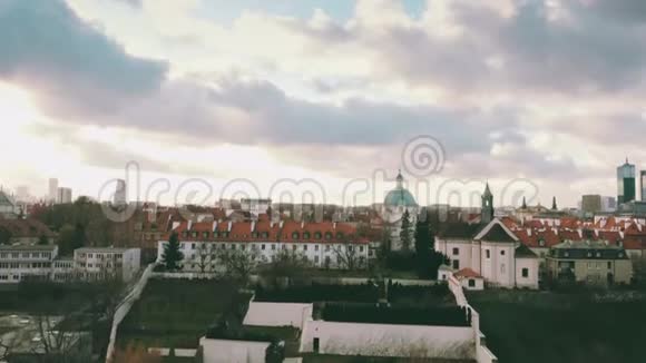 波兰华沙镇景内的圣卡齐米耶兹教堂和圣贝农教堂的鸟瞰图视频的预览图