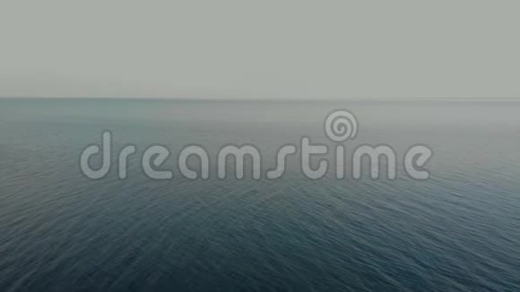 照相机飞过模糊的海浪飞向干净的地平线空中观景视频的预览图