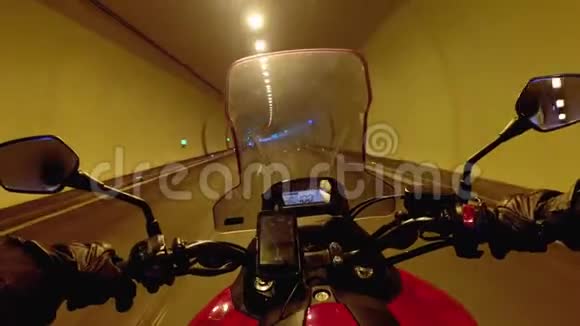 莫托自行车手在欧洲的一条隧道里骑在高速公路上从车轮后面看POV视频的预览图