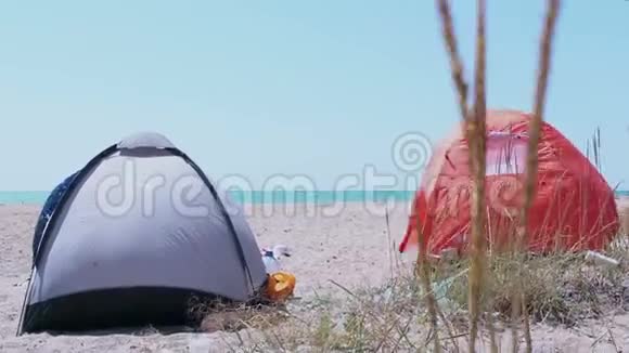 旅游帐篷矗立在沙滩上站在荒无人烟的沙滩上的旅游帐篷视频的预览图