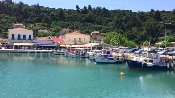 希腊Katakolon港口有渔船当地餐馆和波光粼粼的海水视频的预览图