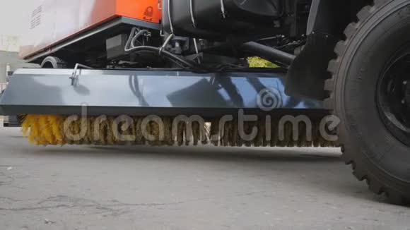 清扫路面圆柱形刷子硬毛街道工业吸尘器清洁吹季节清洁d视频的预览图