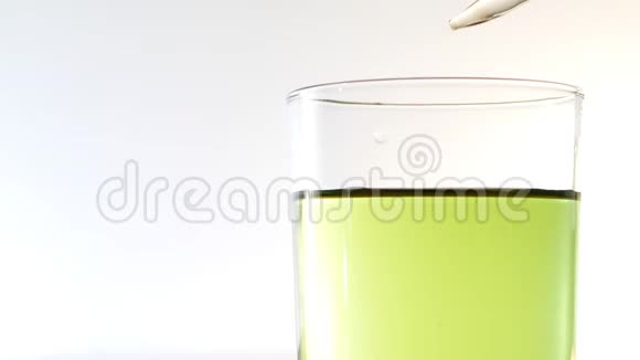 科学家化学家用绿色液体从吸管中取出几滴化学物质进入透明玻璃视频的预览图
