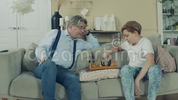 老人和他十几岁的孙子下棋视频的预览图