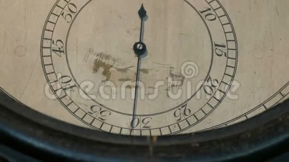 老式机械手表的表盘时钟的指针在拨号上移动视频的预览图