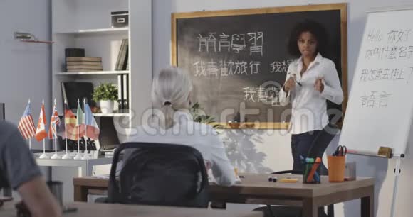 老师在教室里上中文课视频的预览图