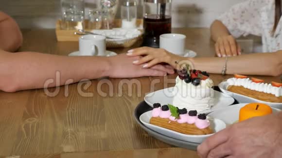 糖果店在咖啡厅为情侣提供美味的蛋糕视频的预览图