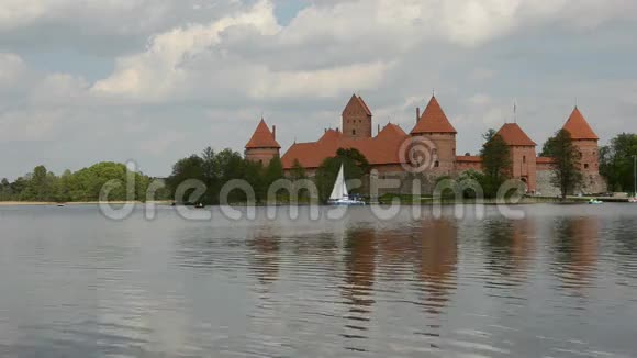 立陶宛历史城堡特拉凯附近的加尔维湖游艇视频的预览图