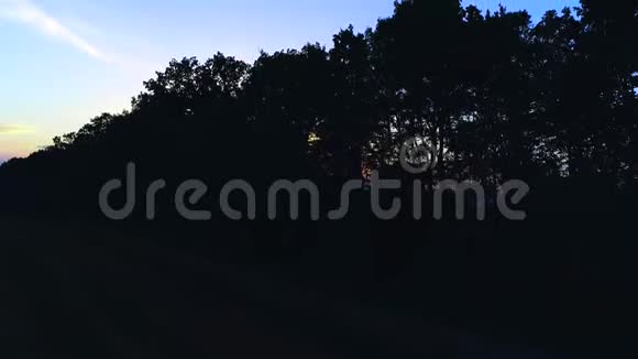 深邃浓郁的蓝天和夕阳背景下的晚霞4K视频的预览图