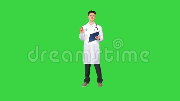 医生手拿平板电脑上面有绿色屏幕上的文件铬键视频的预览图