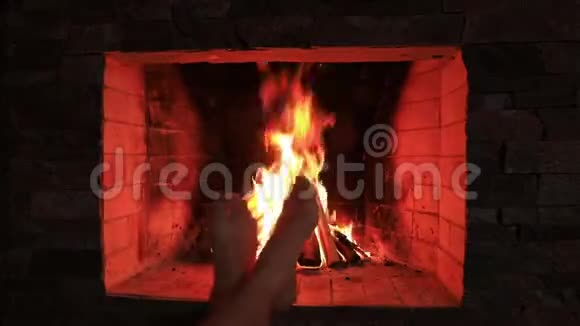 在壁炉特写镜头中男人着火的背景视频的预览图
