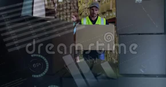仓库工人在4k型货车后面装载包裹视频的预览图