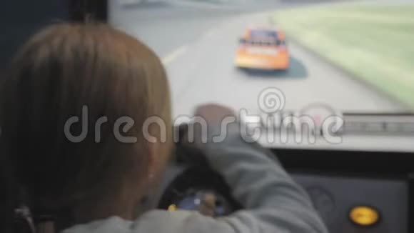 在游乐园玩游戏机的少女驾驶汽车街机视频的预览图