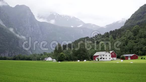 参观美丽的挪威山谷有传统的红白相间的房子视频的预览图