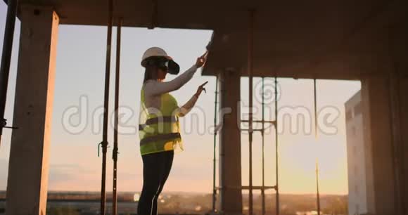 戴VR头盔管理建筑工程女工程师视频的预览图