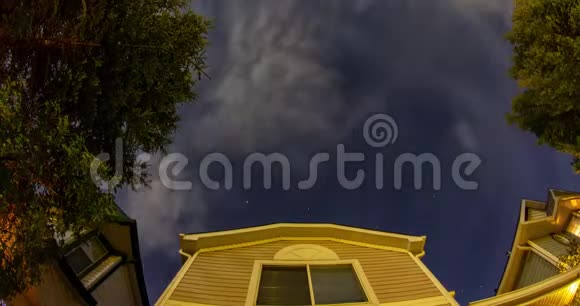 一夜之间一栋二楼的房子乌云密布视频的预览图