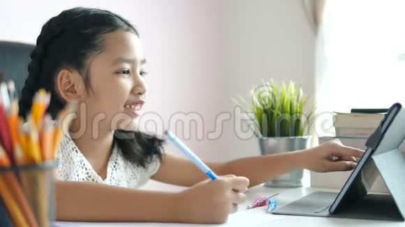 亚洲小女孩穿着泰国学生制服在木桌上做作业选择焦点浅田深视频的预览图