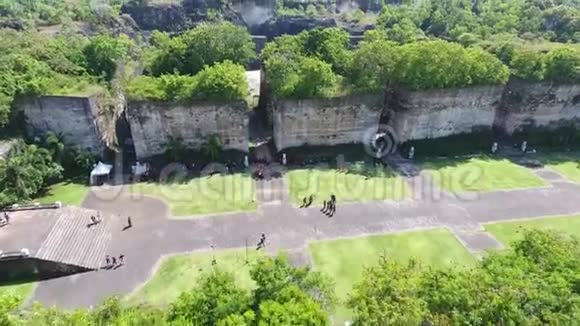 巴厘岛文化公园的游客背景是巨大的建筑视频的预览图