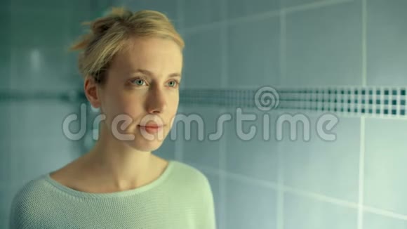 女青年在浴室用纸巾卸妆视频的预览图