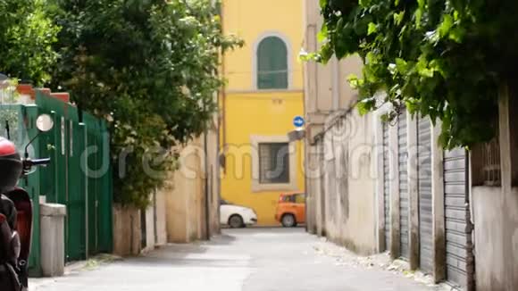 两个旅行者年轻的快乐女人带着手提箱去意大利城市的小巷视频的预览图