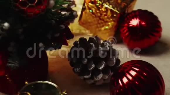 圣诞节日装饰套装圣诞灯和礼品盒多利滑石弹4K视频的预览图