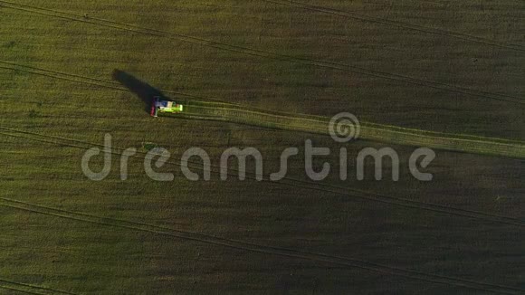 一个农民在一片广阔的土地上收获的高空拍摄4K视频的预览图