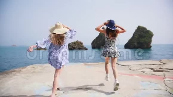 两个迷人的女人跑到海滨开始跳舞海边视频的预览图