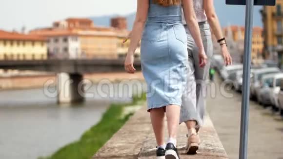 两个年轻的快乐女人走在意大利城市的长廊上视频的预览图