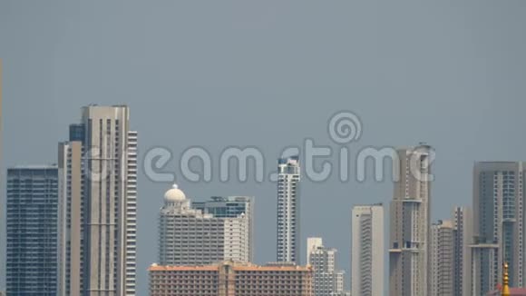 4K蓝天背景下的高层建筑顶部视图用平底相机移动运动复制空间视频的预览图